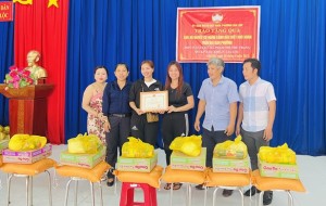 Diễm Trang trong một chuyến về quê làm từ thiên