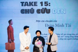 Diễn viên Đoàn Minh Tài (trái) ra mắt quyển sách đầu tiên của mình: Take 15 - Chú cừu đen