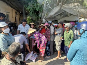 Bà con xếp hàng đến nhận gạo do doanh nhân Châu Mai Thảo tặng tạinhà riêng của chị