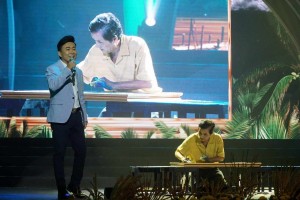 Họa sĩ Đoàn Việt Tiến vẽ tranh trong thời gian ca sĩ Huỳnh Lợi hát
