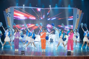 Giảng viên và sinh viên với một ca khúc trong chương trình