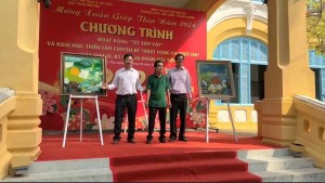 Họa sĩ Đoàn Việt Tiến biểu diễn vẽ tranh tại chỗ và tặng cho Bảo tàng Bến Tre 2 bức tranh cũng là chủ đề của triển lãm