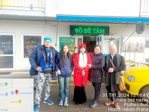 Nghệ sĩ xiếc Kungfu Bảo Cường (bìa trái) và các Kiều bào tại chợ Sapa (Tiệp Khắc)