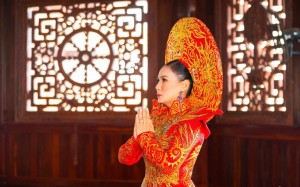 Ôn Bích Hằng trang trọng trong bộ ảnh Áo dài Rồng Việt đi lễ chùa