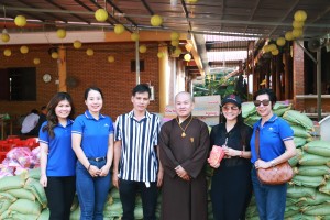 MC - Diễn viên Quỳnh Lê (thứ 2 từ phải sang) cùng các mạnh thường quân trao gần 500 phần quà Tết cho các hộ nghèo