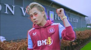 Jack trước đại bản doanh của CLB Aston Villa