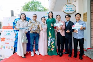 CEO Ngọc Anh, Hoa hậu Thu Uyên cùng các khách mời trong ngày Khai trương Tân niên, Rước Thịnh vượng tại beGems Nguyễn Thiện Thuật, Q.3, TP.HCM