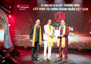 Ông Lương Hoàng Hưng (Phó Chủ tịch Liên hiệp Khoa học Doanh nhân VN, giữa) và ông Nguyễn Tấn Huy (Tổng thư ký Liên hiệp Khoa học Doanh nhân VN) trao quyết định bổ nhiệm cho Chủ tịch VFA Trần Hoàng Khải