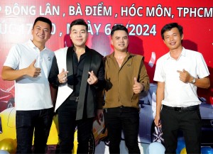 Ca sĩ Khánh Bình là người anh thân thiết của công ty đến chúc mừng