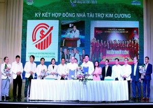 Ký kết hợp đồng tài trợ Kim cương giữa Trưởng BTC Kiều Đăng Ninh và Chủ tịch VFA Trần Hoàng Khải