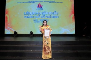 NSND Trịnh Kim Chi 'ẵm' 6 giải tại Liên hoan Sân khấu TP.HCM với vở "Ngày Ấy Cổng Trời"