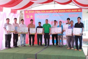 Ông Lê Hồng Sơn (áo xanh), Giám đốc Công ty Cân Hoa Sen trao tặng cân đồng hồ lò xo cho nông dân
