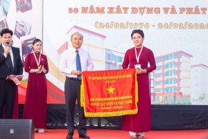Ông Trần Văn Bảy - Phó Chủ tịch UBND TP.HCM trao tặng cờ truyền thống cho cô Nguyễn Thị Thanh Huệ - Hiệu trưởng Trường PTĐB Nguyễn Đình Chiểu tại lễ kỷ niệm