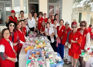 Các y, bác sĩ và thành viên nhóm thiện nguyện Trái Tim Yêu Thương tại buổi khám bệnh và phát thuốc miễn phí cho bà con xã Hàm Thạnh