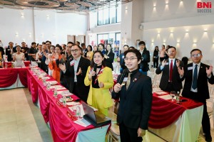 Tất cả thành viên Success và khách mời đứng lên hát vang bài hát truyền thống 'Success trong ta'