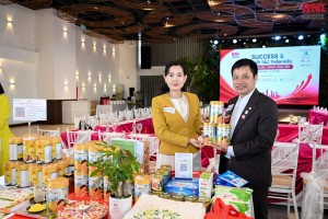 Thạc sĩ, dược sĩ Diệu Trần giới thiệu Tinh bột nghệ đỏ cho Khách tham quan