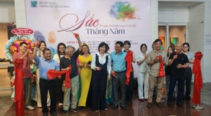 Lễ cắt băng khai mạc triển lãm 'Sắc Tháng Năm' tại Hội Mỹ thuật TP.HCM