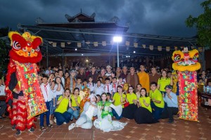 Thắp sáng nụ cười trẻ thơ với 4.000 phần quà mùa trăng cùng MC Quỳnh Lê và các mạnh thường quân