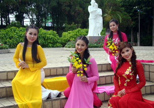 Từ trái sang: Lưu Ánh Loan, Thái Nhã Vân, Dương Hồng Loan, Lâm Thanh Chi