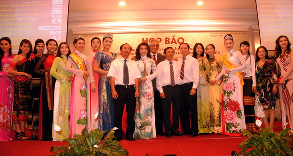 Ban tổ chức Festival di sản Hội An chụp hình kỷ niệm với các thí sinh cuộc thi Hoa hậu các dân tộc VN năm 2013