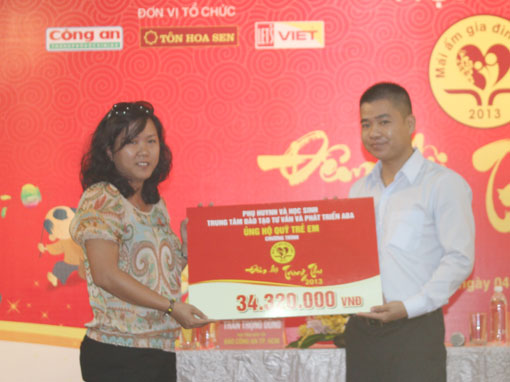 Các nhà hảo tâm chung tay ủng hộ chương trình “Đêm hội Trung thu 2013”