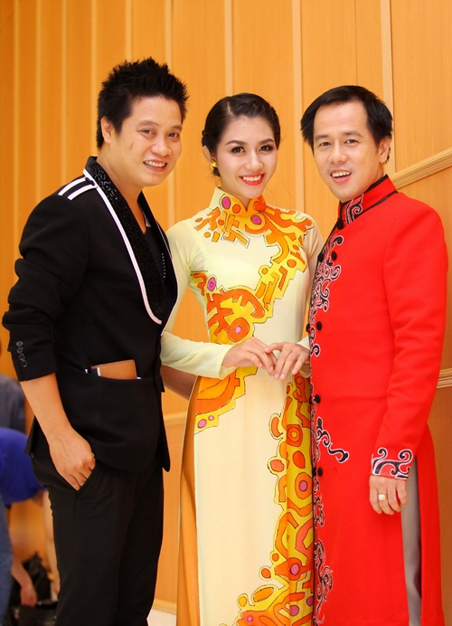 NTK Tuấn Hải cùng với MC Trà My và TS Huỳnh Văn Sơn