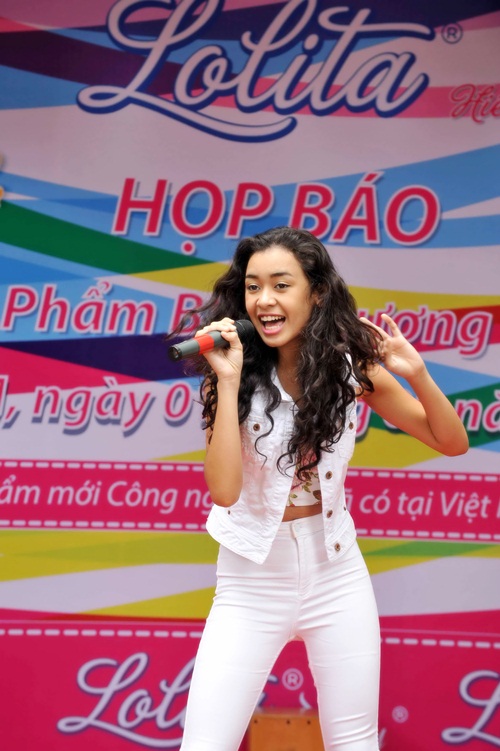 Không chỉ có giọng hát khỏe, Cindy V còn sở hữu gương mặt Latinh rất quyến rũ