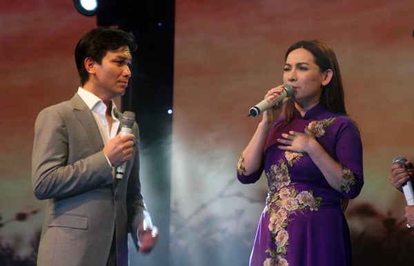 Phi Nhung - Mạnh Quỳnh trong vòng vây của khán giả