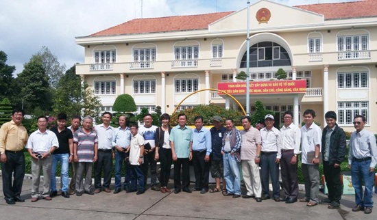 Đoàn văn nghệ sĩ TP.HCM chụp lưu niệm với lãnh đạo TP Sa Đéc trước trụ sở UBND