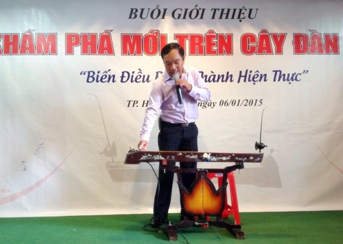 Nghệ sĩ Mai Đình Tới đang trình bày khám phá mới của mình trên cây đàn bầu