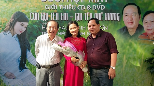 Ca sĩ Hạnh Nguyên (giữa) cùng hai tác giả là nhạc sĩ Hàn Châu (trái) và nhà thơ Vịnh Đại Sơn