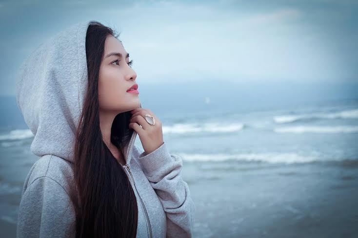 Khánh Tiên ngẫu hứng bên bờ biển