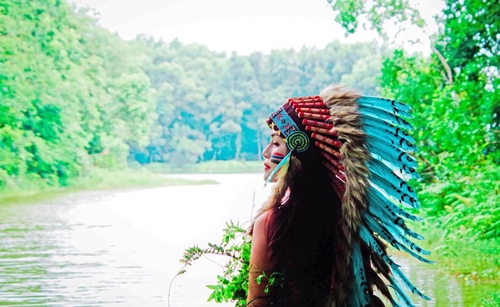 Khánh Tiên rạng rỡ trong trang phục nữ thổ dân