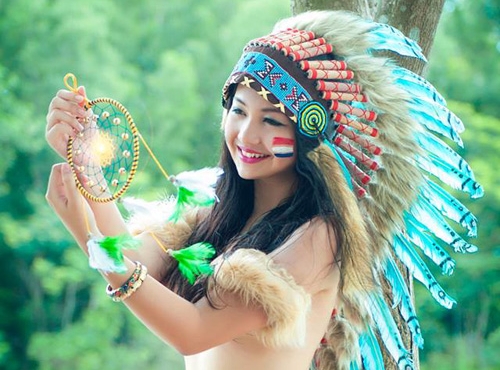 Gương mặt xinh đẹp và nụ cười rạng rỡ của hotgirl trong trang phục thổ dân