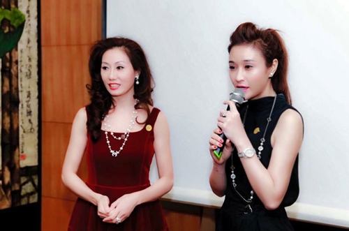 Doanh nhân trẻ đẹp Cherry Đào (phải) trong một buổi giao lưu với các nữ doanh nhân thành đạt