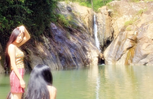 Cảnh tắm suối vừa đẹp hút hồn vừa lãng mạn trong phim 'Liên minh huyền thoại'