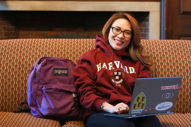 Ca sĩ Tóc nâu môi trầm tỏ ra thích thú khi mặc áo có chữ Harvard