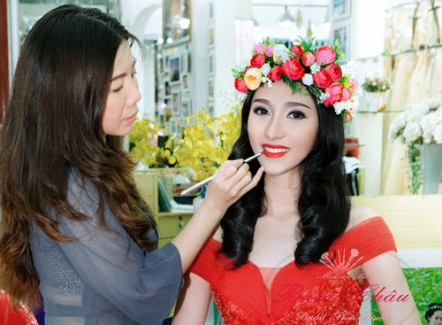 Chuyên gia Băng Châu đang hướng dẫn trang điểm