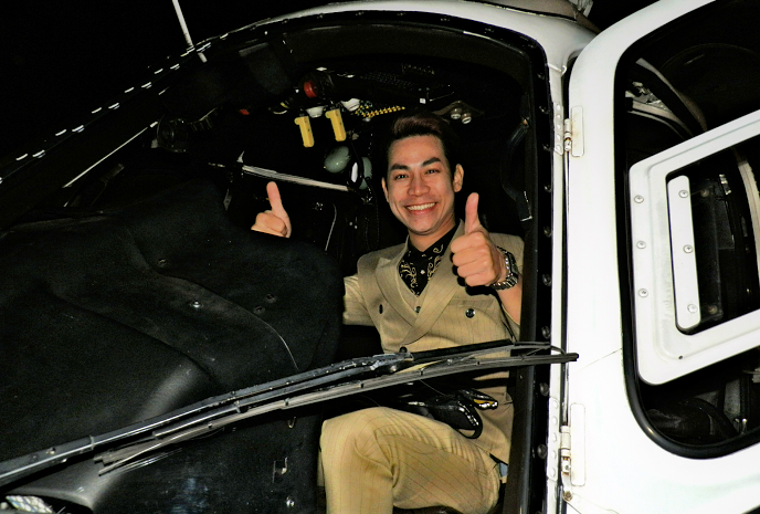 Ca sĩ Tokyo Vũ trên trực thăng chuẩn bị chuyến du lịch ngắm cảnh đêm tại thành phố Yokohama