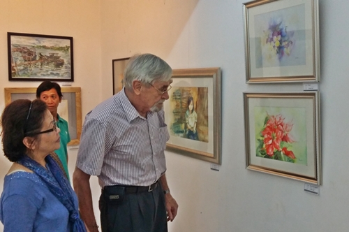 Triển lãm thu hút khá đông người đến thưởng lãm, trong đó có cả khách nước ngoài
