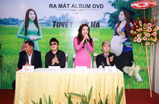 Ca sĩ Tuyết Vân Hà trả lời phỏng vấn các báo