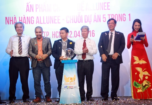 Ông Nguyễn Hữu Tiến - Chủ tịch HĐQT Công ty Thiên Rồng Việt (thứ hai từ trái sang) cùng các đại biểu chúc mừng trang TMĐT www.allunee.com đi vào hoạt động