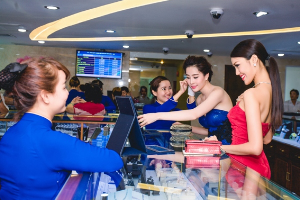 Lan Khuê và Nam Em đang thử các trang sức của SJC
