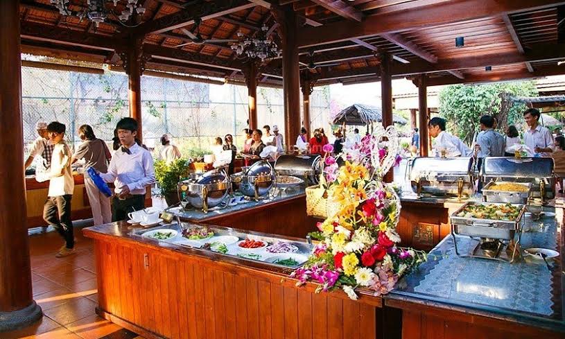 Không gian buffet với hàng trăm món ăn phong phú 3 miền