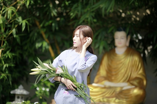 Á khôi Phan Quỳnh Ngân trong trang phục Phật tử đi chùa cầu an