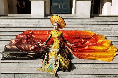 Lại Thanh Hương với chiếc áo dài đoạt giải Trang phục truyền thống đẹp nhất (chụp tại nhà hát TP.HCM)