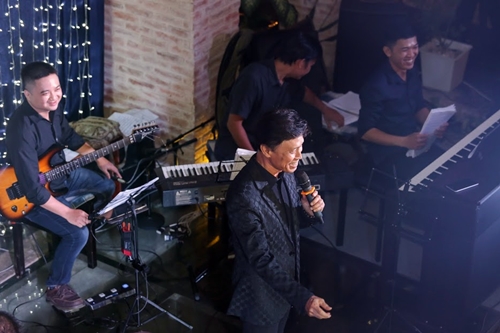 Danh ca Tuấn Ngọc kể chuyện hóm hỉnh khiến khán giả và cả ban nhạc đều cười nghiêng ngả