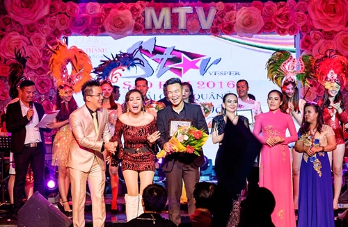 Doanh nhân Đài Trang vui mừng khi được xướng tên là Quán quân Giải Sao Hôm 2016