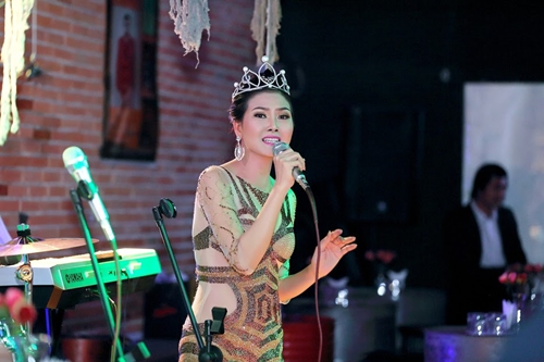 Hoa hậu Kim Thoa hát trong Minishow của mình