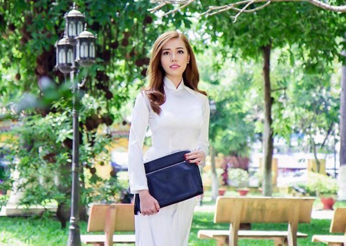 Ca sĩ - người mẫu Jessi Phan duyên dáng với áo dài nữ sinh